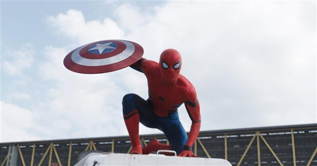 Spider-man holding Captain America shield wallpaper, Captain America: Civil War, HD wallpaper