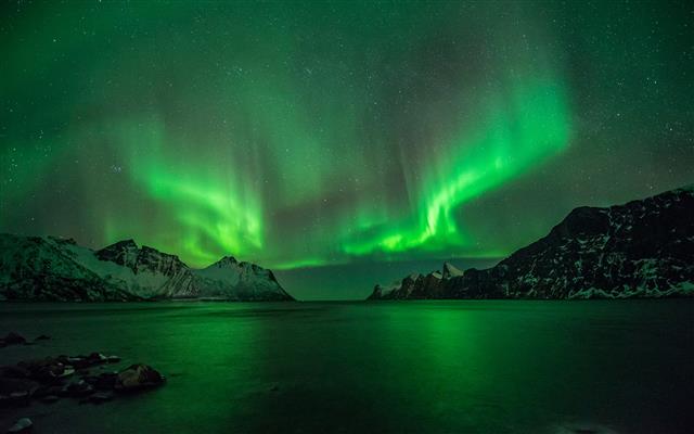Aurora Borealis Northern Lights Lake Reflection Stars Night Green Mountains HD, HD wallpaper