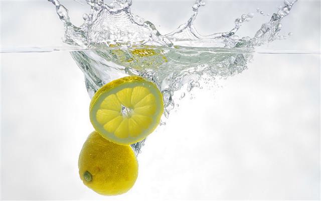 sliced lemon, white, water, squirt, background, food and drink, HD wallpaper