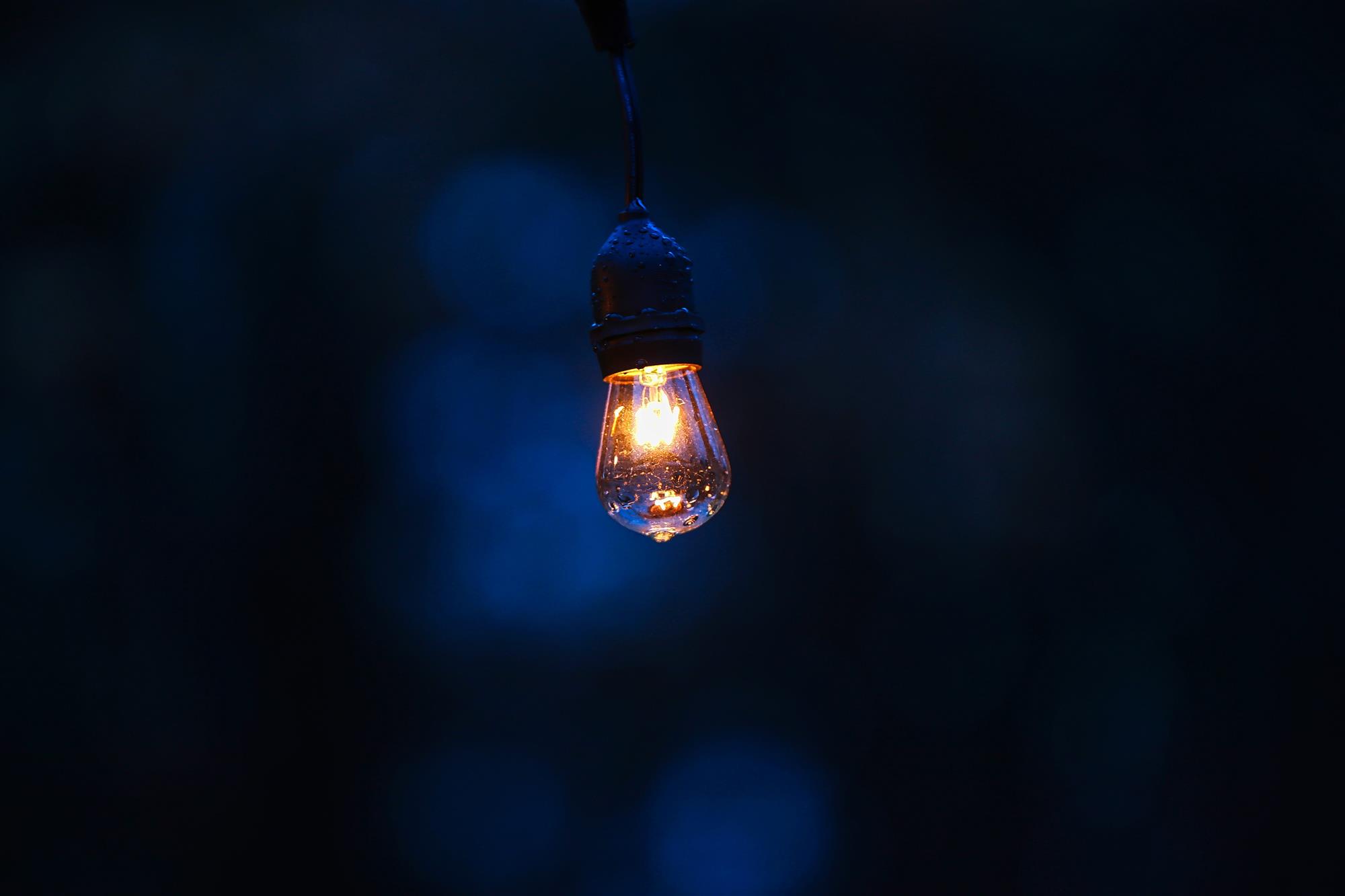 light bulb, lamp, lighting, drops, dark background, electric Lamp, HD wallpaper